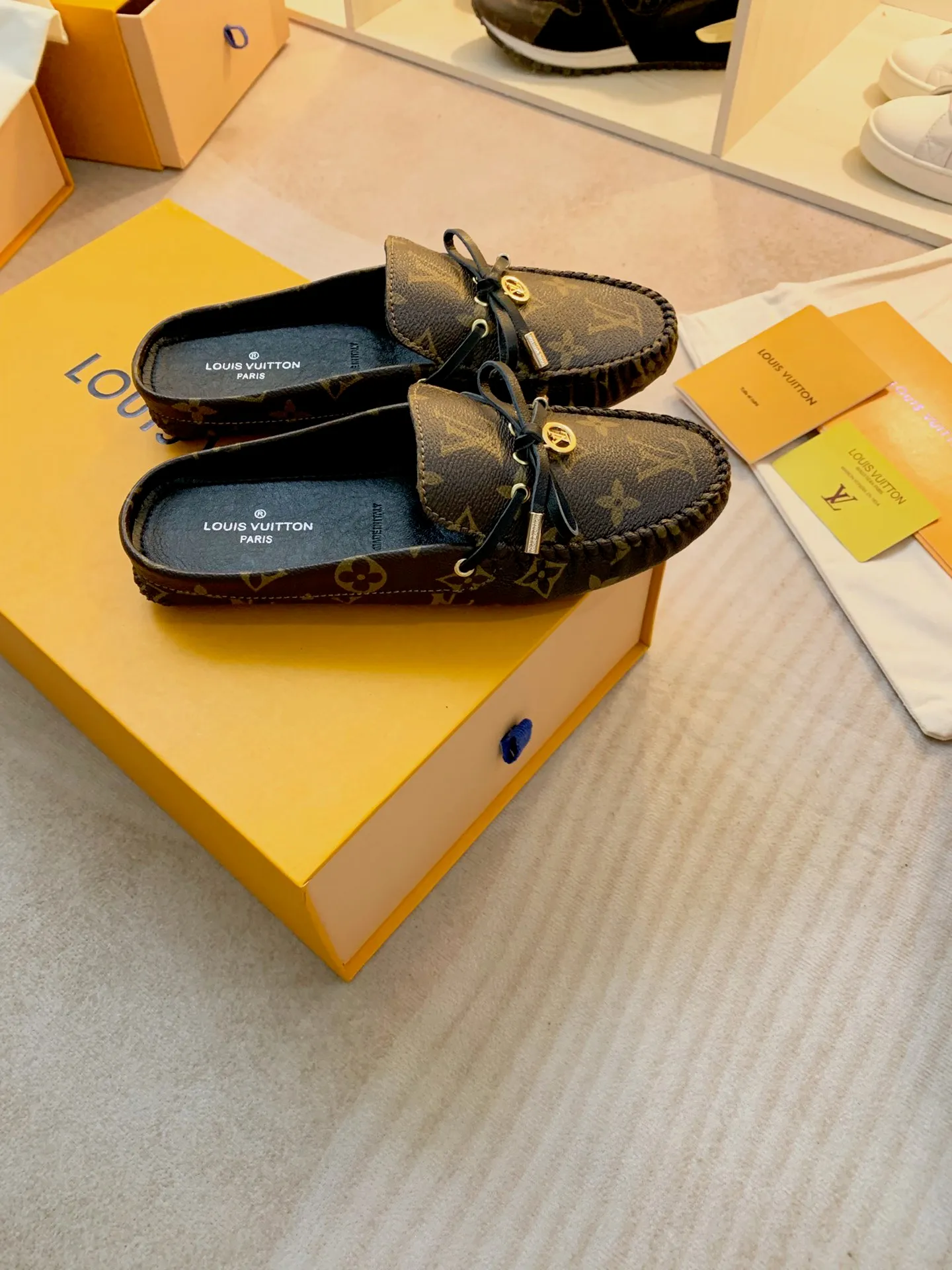 p460💰Couple model❤️🇫🇷 𝙇𝙤𝙪𝙞𝙨 𝙑𝙪𝙞𝙩𝙩𝙤𝙣 🇫🇷Louis Vuitton 2023 Classic𝓛𝓿 𝓣𝓻𝓪𝓲𝓷𝓮𝓻 Sports Series ➪➪➪¯ [Arizona Doudou Shoes Series] ▪️▪️▪️Arizona slip-on shoes are made of Monogram Eclipse canvas. Its hand-painted and dyed edges and hand-sewn uppers fully demonstrate Louis Vuitton's traditional shoemaking craftsmanship. This slip-on shoe is very lightweight. The integrated tongue and upper make it particularly comfortable and flexible. The soft outsole is equipped with rubber padding. Decorated with matching sash. Detailed features: ☑️Monogram Eclipse canvas ☑️Black Eclipse pattern ☑️Hand-painted shoe edges ☑️Hand-sewn uppers (each pair takes time to process) ☑️Integrated tongue and upper construction ☑️Outsole equipped with rubber lining ☑️size: 35_46